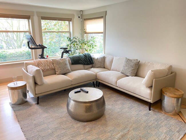 Building Photo - AVAILABLE NOW 3 BD 3.5 BA Townhome in Fremont