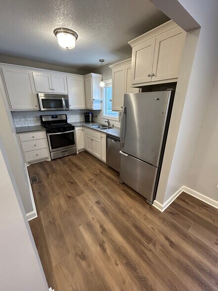 Gas stove - 950 29th Ave NE