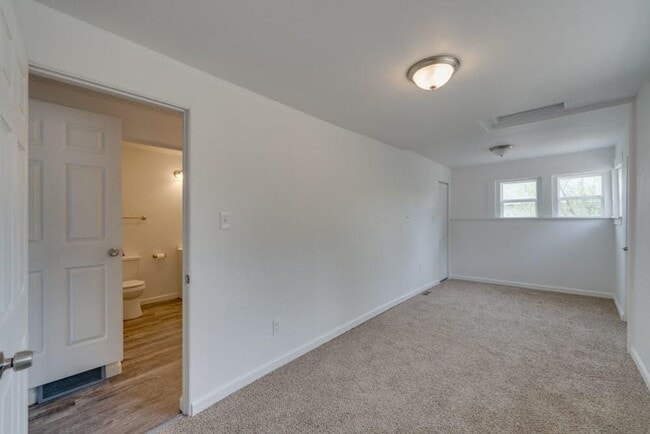 Building Photo - 4 bedroom 2 bath Home