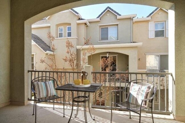 Building Photo - Beautiful Contemporary 3BR/3BA Tri Level Townhouse in the Berryessa Area