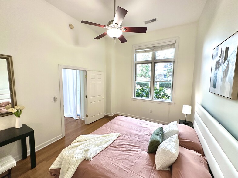 Building Photo - 718 W Trade St