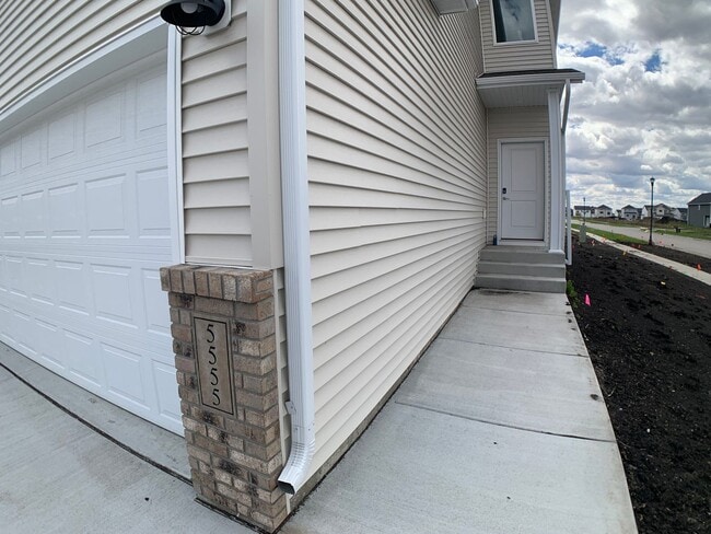 Building Photo - 3 Bed 2.5 Bath Single Family Home