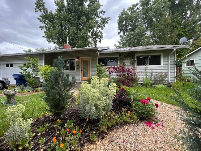 Building Photo - 3 Bedroom single level home w/garage AND free landscaping