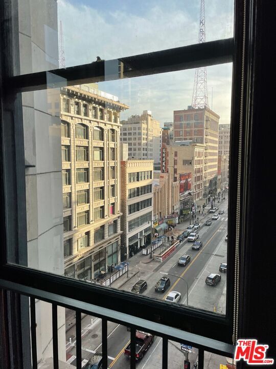 Building Photo - 315 W 5th St