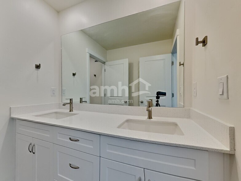 Building Photo - 9480 Clancey St