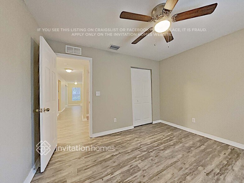 Building Photo - 2401 Granada Cir E