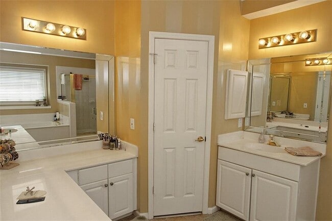 Building Photo - 10930 Donamere Dr