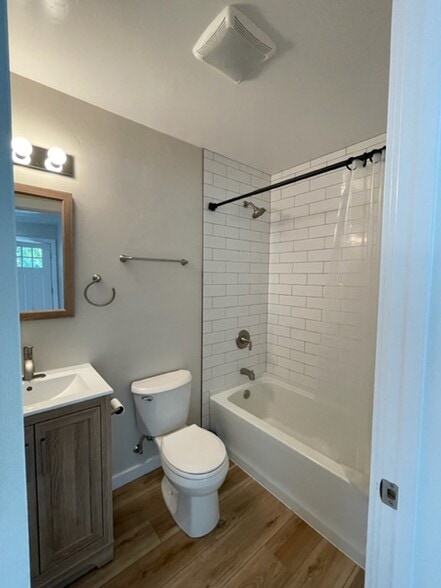 Hall Bath - 790 Locust St