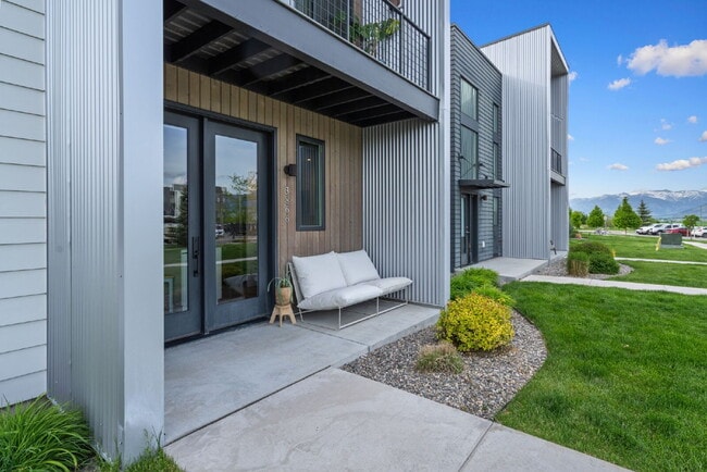 Building Photo - Modern Luxury in this end unit Blondie Condo