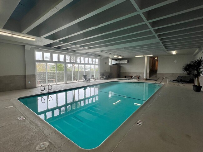 Building Photo - AWESOME 2 BEDROOM 2 BATH UNIT