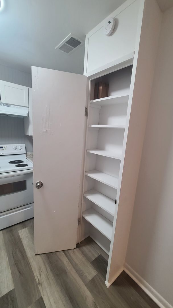 Building Photo - Fully Renovated 3/1 with huge fenced-in ba...