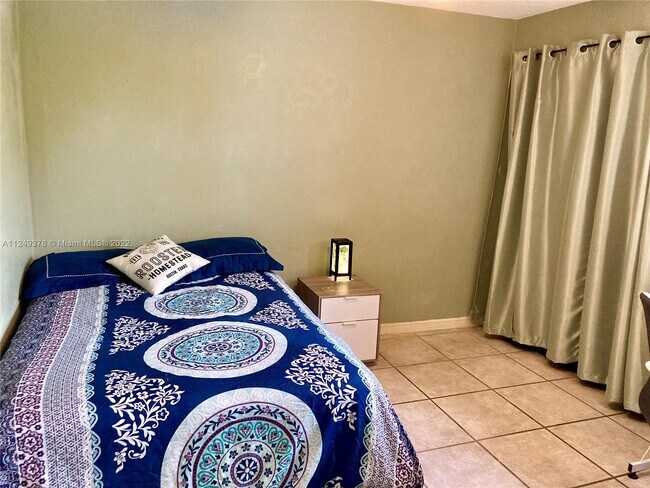 Building Photo - 2460 SW 18th Ave