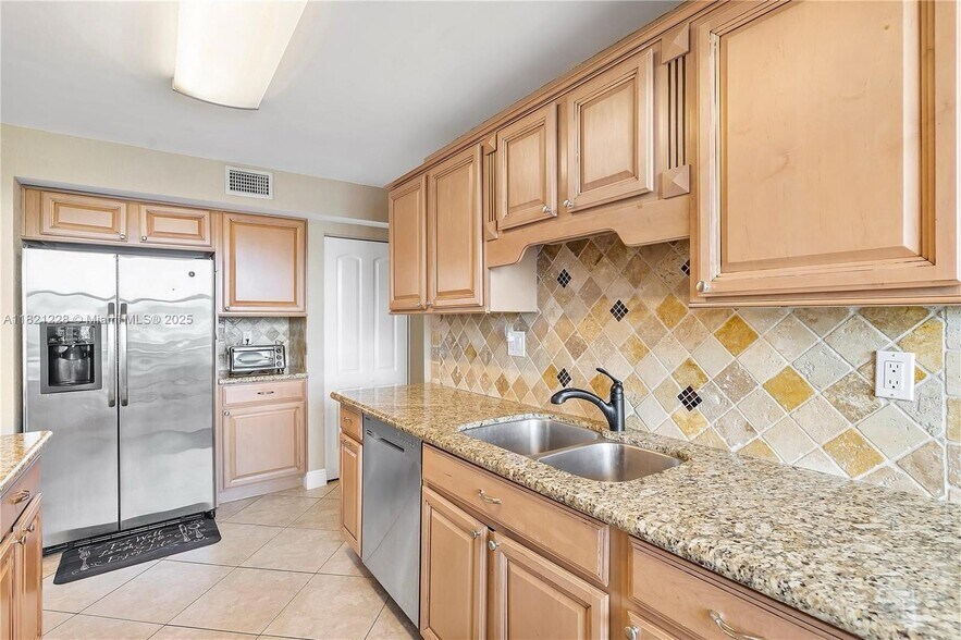 Building Photo - 1401 S Ocean Dr