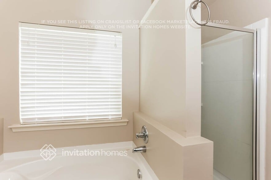 Building Photo - 3640 Brookhollow Dr