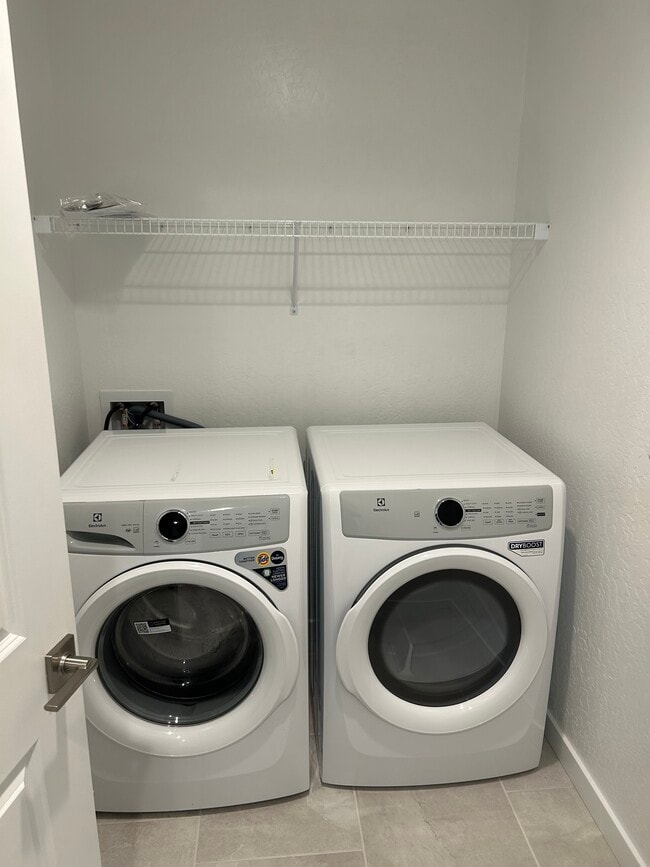 Building Photo - 11184 N La Brisa Dr