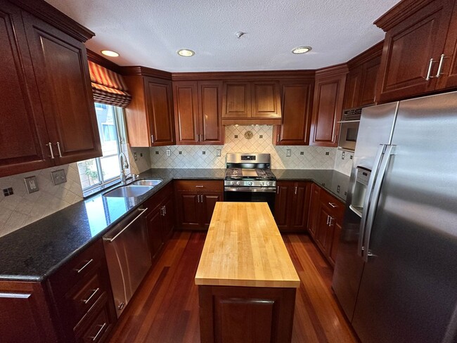 Building Photo - 3 Bed 2.5 Bath Townhouse W/ Garage