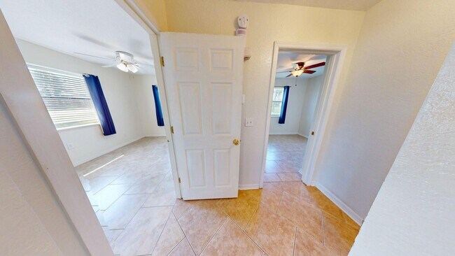 Building Photo - Great 2 bedrooms and 1 bathrooms Beach House