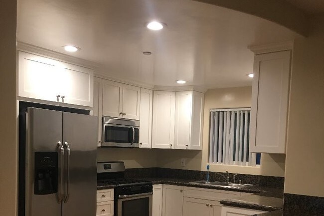 Building Photo - 221 Palm Ave