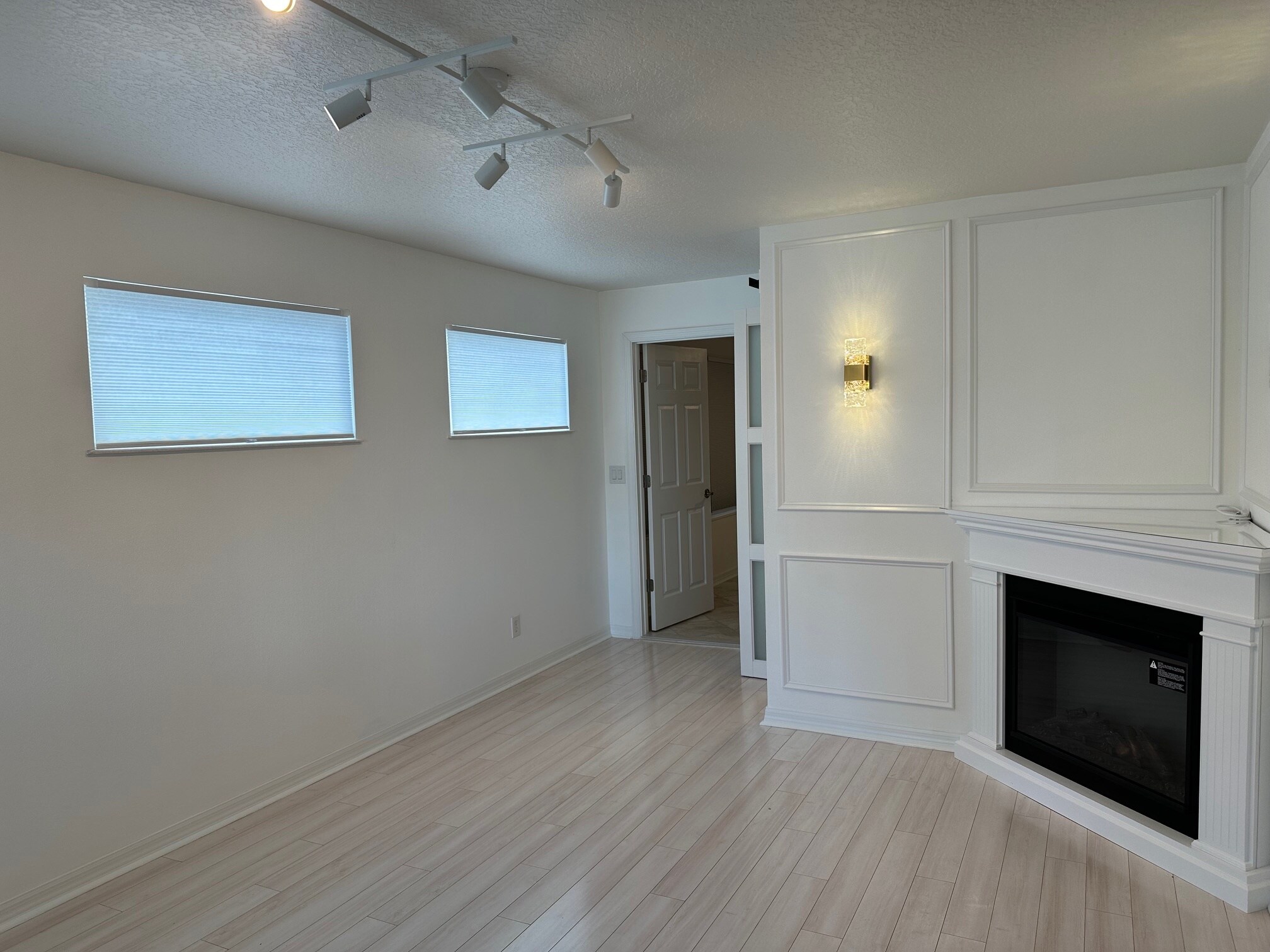 Building Photo - 547 Lake Dr