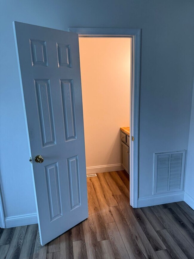 Building Photo - 3 Bedroom || 2 Full Bathroom & 2 Half Bathroom Townhome