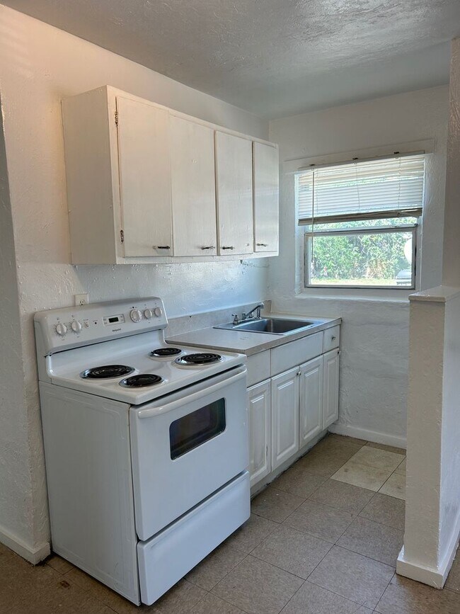 Building Photo - Cozy 2 Bedroom, 1 Bath Apartment in Charming Sarasota Duplex