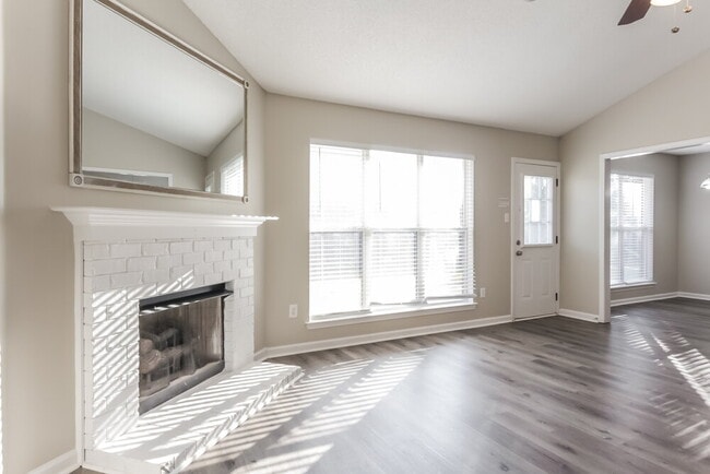 Building Photo - 10953 Oak Leaf Dr