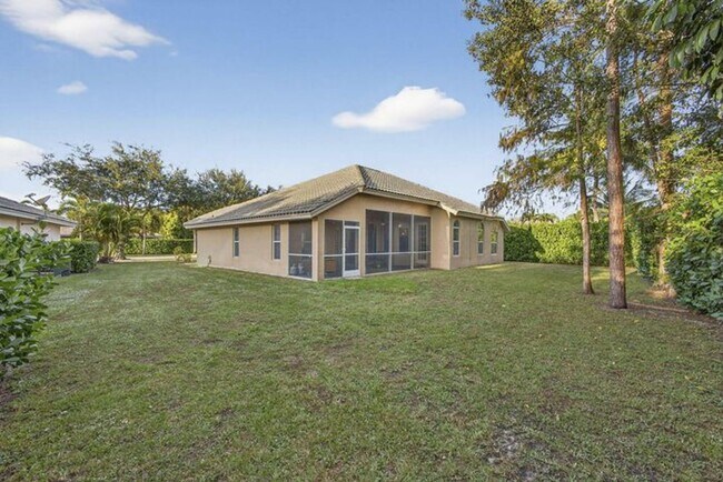 Building Photo - 146 Fernwood Crescent