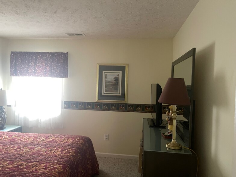 Building Photo - 541 White River Dr
