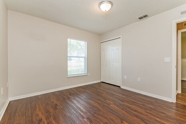 Building Photo - 813 Albi Ct