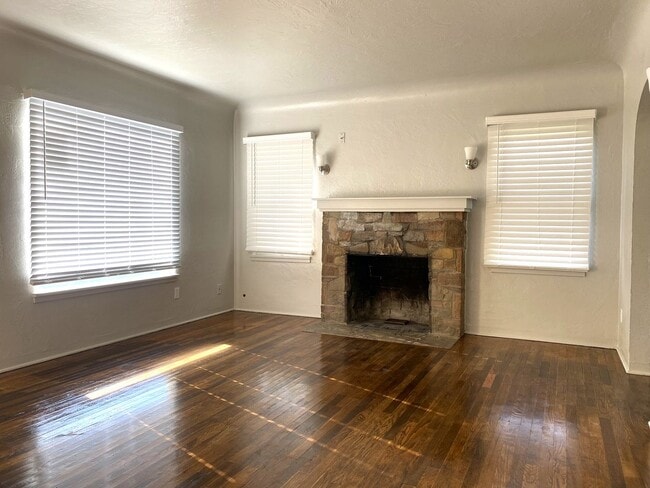 Building Photo - Lovely 2-bdrm./1-bath home with bonus room available now!