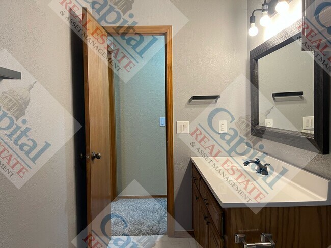 Building Photo - Charming 3 Bedroom