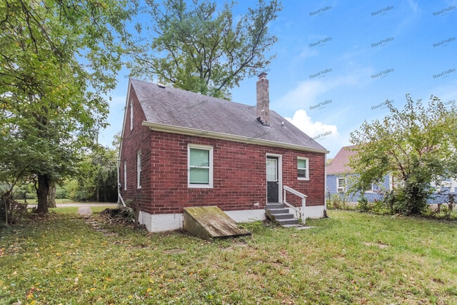 Building Photo - 802 Van Buren St