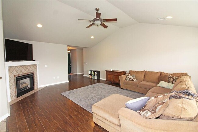 Building Photo - 3803 SW Surrey Ave