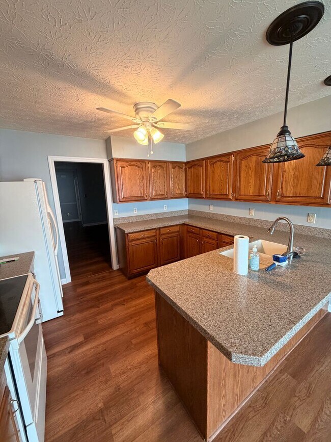 Building Photo - 3BR Home | Granite Kitchen | Fireplace | Deck | Fenced Yard