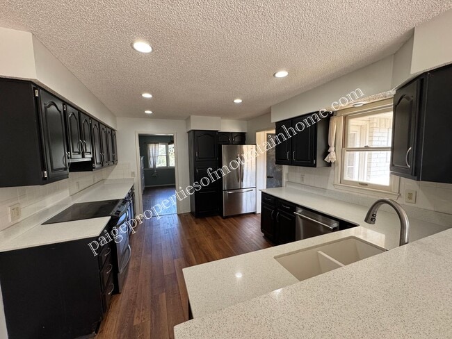 Building Photo - Stylish 3-Bedroom Home with Beautiful Kitc...
