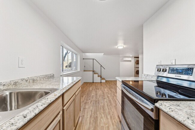 Building Photo - 1Bed/1Bath Apartment with HUGE Private Yard!