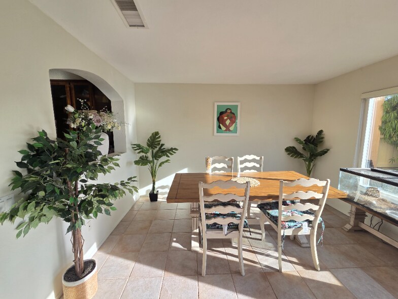 Building Photo - 740 Edgewater Dr