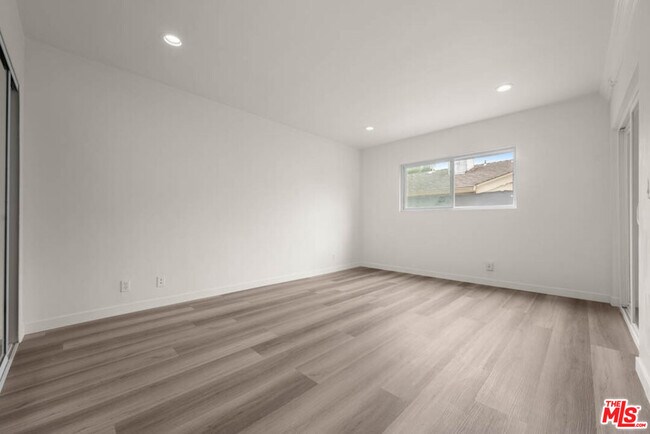 Building Photo - 423 Rexford Dr