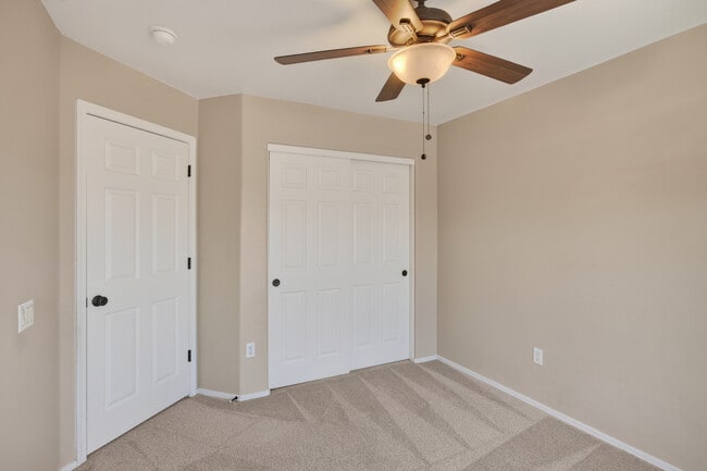 Building Photo - 6028 S Meadow Breeze Dr