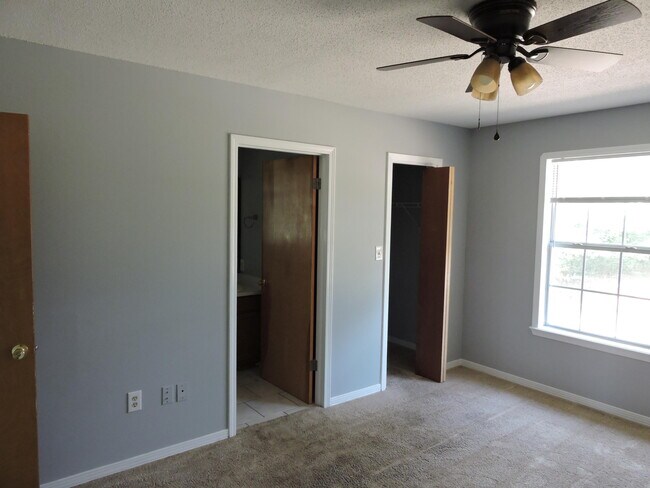 Building Photo - 215 Grand Prix Dr