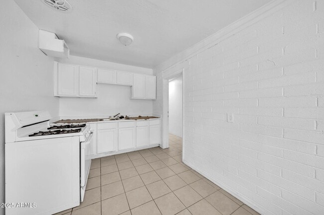 Building Photo - 4548 N 29th Ave