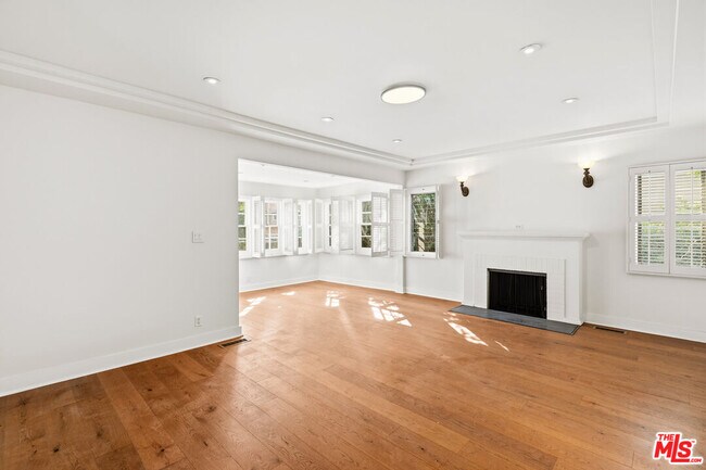 Building Photo - 10309 La Grange Ave