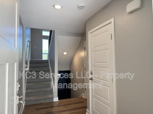 Building Photo - 2026 SW Holdbrooks Dr