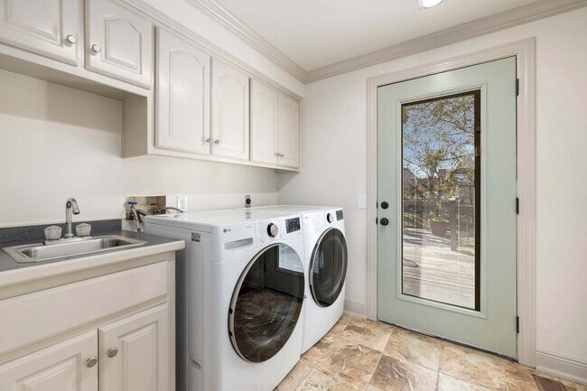 Building Photo - 515 NW D St