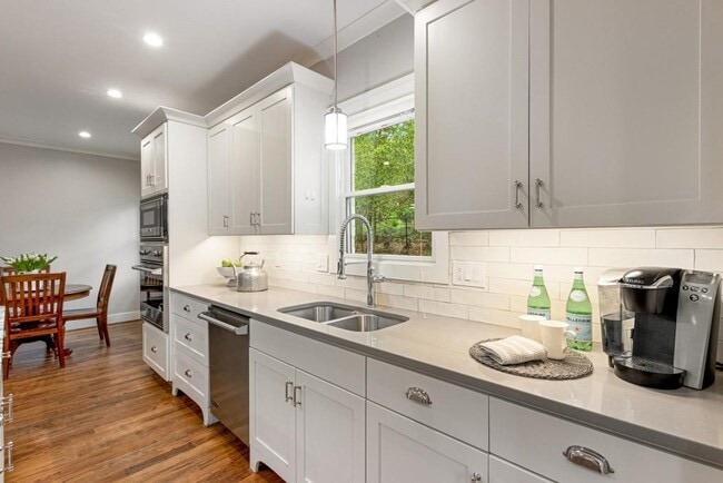 Building Photo - 782 Piedmont Way NE