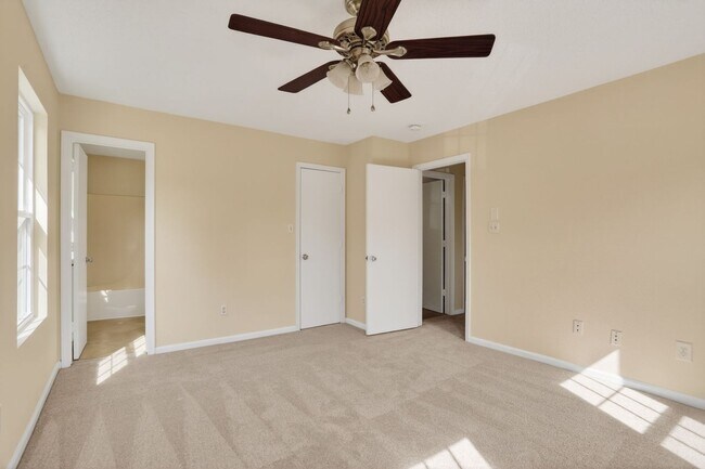 Building Photo - 713 Emerald Ct