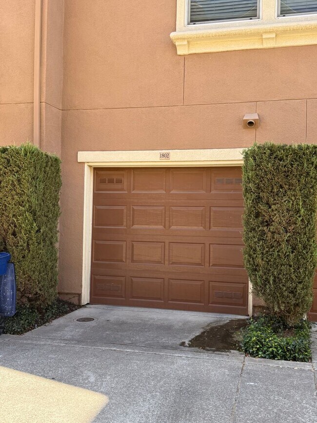 Building Photo - 2 Bed | 2 Bath | 1300 SF | Private 2 Garage | Private One Car Garage | Owner pays WS&G