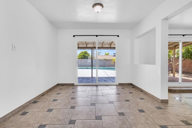 Building Photo - 6 Bedrooms, 3 Bath,  Pool CLOSE TO ASU (Rural & Broadway)