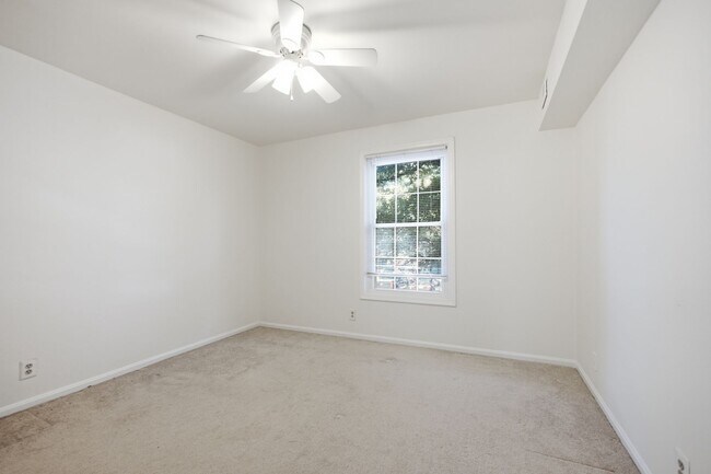 Building Photo - Charming 2 BR/1 BA Condo in Gaithersburg!