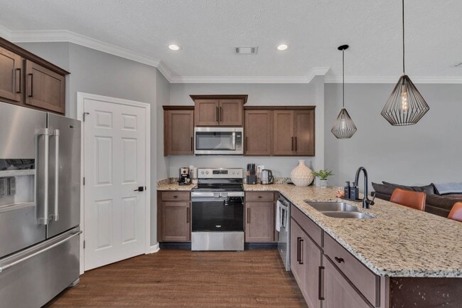 Building Photo - Great End-Unit Townhome with upgrades galore!